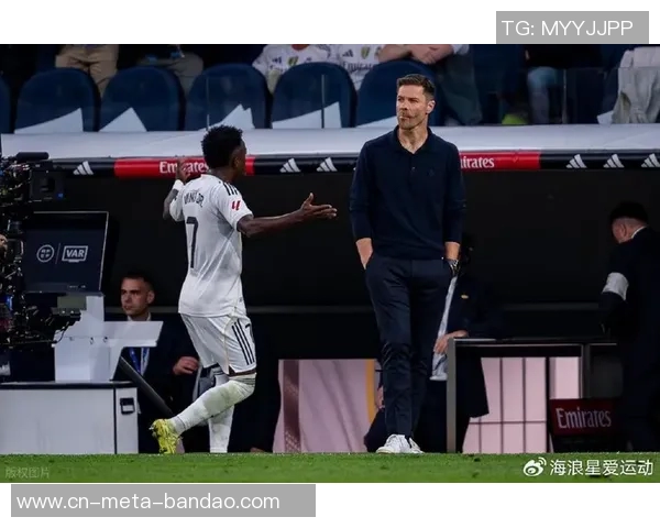 维尼修斯与阿隆索亲密互动缓解皇马更衣室紧张气氛